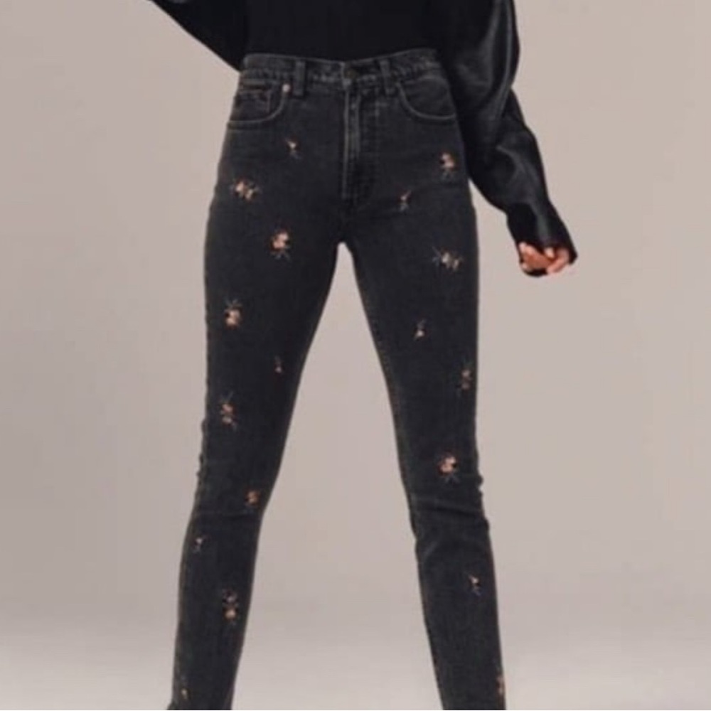 Abercrombie & Fitch High Rise Skinny Black Denim w/ Embroidered Flowers 00 / 24